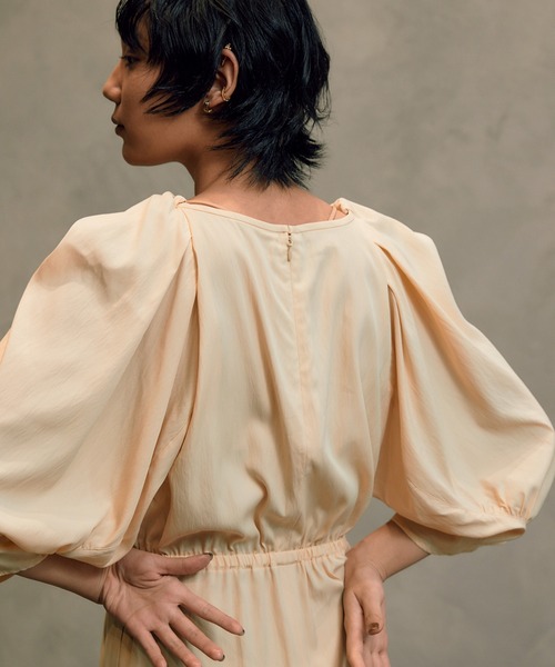THINGS THAT MATTER（シングス ザット マター）の「THINGS THAT MATTER VISCOSE VOLUME SLEEVE LONG DRESS（ドレス・レディース・ベージュ/ライトブルー/ブラック・FREE）」の5枚目の写真