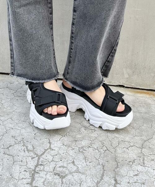 INGNI(イング)の「ベルクロバルキースポサン(サンダル・レディース・アイボリー/ブラック×ホワイト/ブラック×ブラック・M/L)」の2枚目の写真