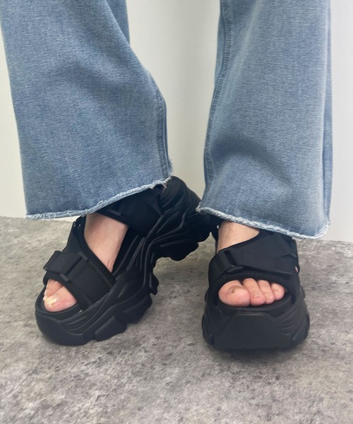 INGNI(イング)の「ベルクロバルキースポサン(サンダル・レディース・アイボリー/ブラック×ホワイト/ブラック×ブラック・M/L)」の3枚目の写真