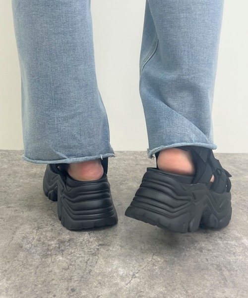 INGNI(イング)の「ベルクロバルキースポサン(サンダル・レディース・アイボリー/ブラック×ホワイト/ブラック×ブラック・M/L)」の15枚目の写真