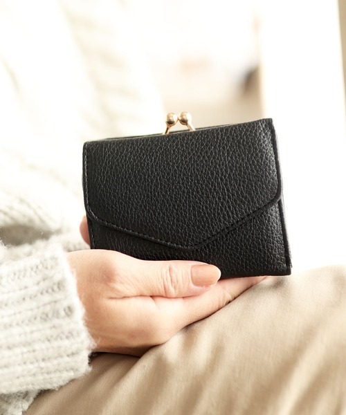 florist（フローリスト）の「ハートチャームorレター型ミニマム二つ折り財布シュリンク＆プレーン（財布・レディース・ブラック系2/ベージュ系1/グリーン系1/ゴールド系1/グレー系2/レッド系1/ブルー系1/イエロー系1/ピンク系1/オレンジ系1/シルバー系1/ブラック系1/グレー系1/ベージュ系2/グレー系5/ベージュ系5/レッド系5/シルバー系5/ブラック系6/グリーン系5/ピンク系5/ブルー系5/ゴールド系5/ブラック系5/オレンジ系5/グレー系6/イエロー系5/ベージュ系6・FREE）」の5枚目の写真