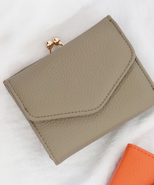 florist（フローリスト）の「ハートチャームorレター型ミニマム二つ折り財布シュリンク＆プレーン（財布・レディース・ブラック系2/ベージュ系1/グリーン系1/ゴールド系1/グレー系2/レッド系1/ブルー系1/イエロー系1/ピンク系1/オレンジ系1/シルバー系1/ブラック系1/グレー系1/ベージュ系2/グレー系5/ベージュ系5/レッド系5/シルバー系5/ブラック系6/グリーン系5/ピンク系5/ブルー系5/ゴールド系5/ブラック系5/オレンジ系5/グレー系6/イエロー系5/ベージュ系6・FREE）」の9枚目の写真