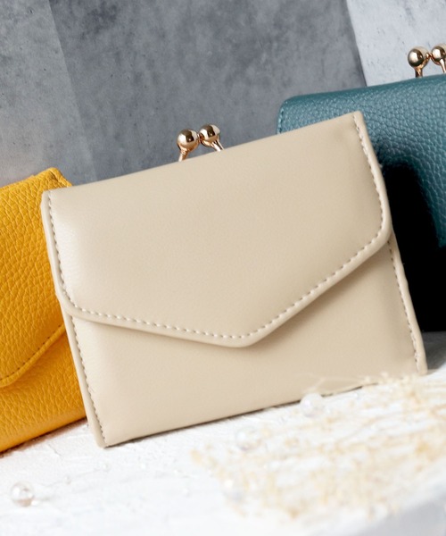 florist（フローリスト）の「ハートチャームorレター型ミニマム二つ折り財布シュリンク＆プレーン（財布・レディース・ブラック系2/ベージュ系1/グリーン系1/ゴールド系1/グレー系2/レッド系1/ブルー系1/イエロー系1/ピンク系1/オレンジ系1/シルバー系1/ブラック系1/グレー系1/ベージュ系2/グレー系5/ベージュ系5/レッド系5/シルバー系5/ブラック系6/グリーン系5/ピンク系5/ブルー系5/ゴールド系5/ブラック系5/オレンジ系5/グレー系6/イエロー系5/ベージュ系6・FREE）」の2枚目の写真