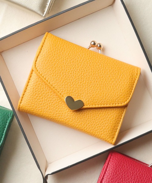 florist（フローリスト）の「ハートチャームorレター型ミニマム二つ折り財布シュリンク＆プレーン（財布・レディース・ブラック系2/ベージュ系1/グリーン系1/ゴールド系1/グレー系2/レッド系1/ブルー系1/イエロー系1/ピンク系1/オレンジ系1/シルバー系1/ブラック系1/グレー系1/ベージュ系2/グレー系5/ベージュ系5/レッド系5/シルバー系5/ブラック系6/グリーン系5/ピンク系5/ブルー系5/ゴールド系5/ブラック系5/オレンジ系5/グレー系6/イエロー系5/ベージュ系6・FREE）」の17枚目の写真