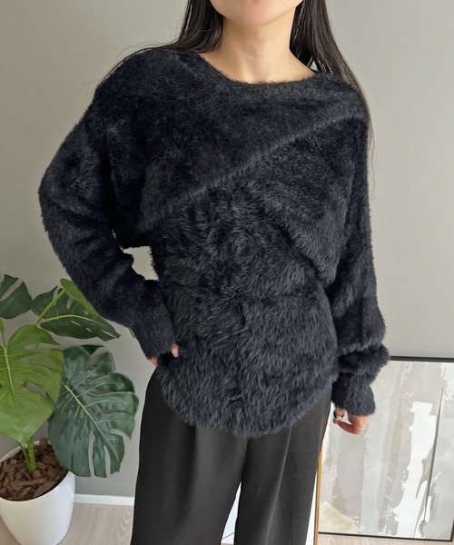 Jewelobe(ジュエローブ)の「シャギーニットカシュクールボレロ&イレヘムキャミソールアンサンブル(ニット/セーター・レディース・グレー/ホワイト/ブラック・FREE)」の15枚目の写真