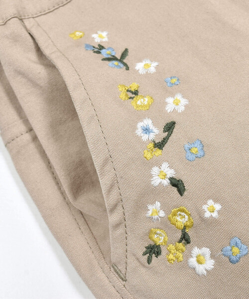 BeBe(ベベ)の「ストレッチツイルフラワー刺繍パンツ(80~150cm)(チノパンツ・キッズ・ベージュ・130cm/140cm/120cm/100cm/150cm/110cm/90cm)」の7枚目の写真
