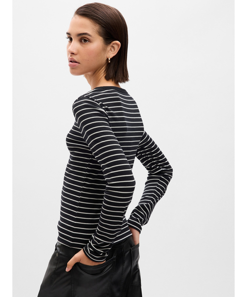 GAP(ギャップ)の「ミニリブ クルーネックTシャツ(Tシャツ/カットソー・レディース・ブルー/ブラック/カーキ/ホワイト/グレー/ブラック系その他・XS/M/S/L/XL/XXS)」の12枚目の写真