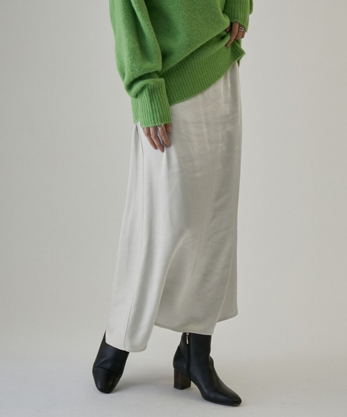 SALON adam et rope'（サロン アダム エ ロペ）の「【WEB限定・雑誌掲載】サテンフレアーロングスカート【洗える】（スカート・レディース・シルバー/ゴールド/ブルー系その他・FREE）」の14枚目の写真