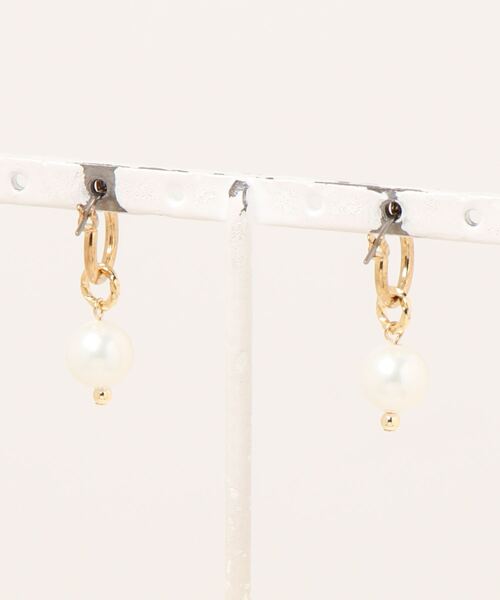 tone（トーン）の「【Cherie+Chambre】Shell Pearl Foop Pierce（ピアス（両耳用）・レディース・ホワイト・FREE）」の2枚目の写真