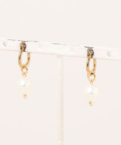 tone（トーン）の「【Cherie+Chambre】Shell Pearl Foop Pierce（ピアス（両耳用）・レディース・ホワイト・FREE）」の5枚目の写真