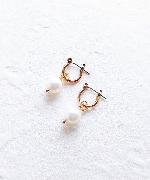 tone（トーン）の「【Cherie+Chambre】Shell Pearl Foop Pierce（ピアス（両耳用）・レディース・ホワイト・FREE）」の3枚目の写真