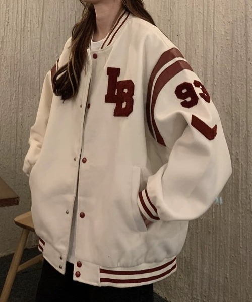 SHEENA(シーナ)の「サガラ刺しゅうロゴオーバーサイズスタジャン(スタジャン・レディース・ブラック/オフホワイト・M)」の1枚目の写真
