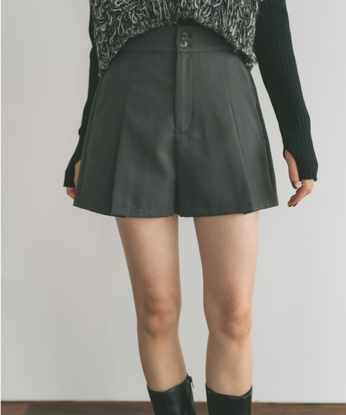 VANNIE U（ヴァニーユー）の「ダブルボタンタックショートパンツ（その他パンツ・レディース・ブラック/グレー・FREE）」の2枚目の写真