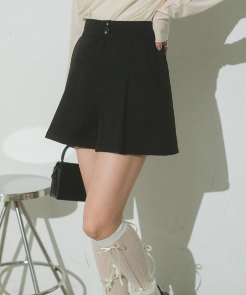 VANNIE U（ヴァニーユー）の「ダブルボタンタックショートパンツ（その他パンツ・レディース・ブラック/グレー・FREE）」の3枚目の写真