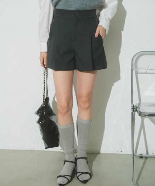 VANNIE U（ヴァニーユー）の「ダブルボタンタックショートパンツ（その他パンツ・レディース・ブラック/グレー・FREE）」の5枚目の写真