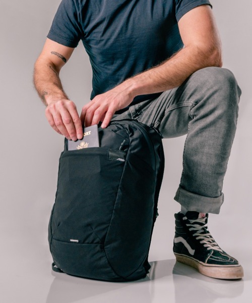 Matador(マタドール)の「Matador/マタドール ReFraction Packable Backpack/リフラクションパッカブルバックパック(バックパック/リュック・メンズ・ブラック/ブルー/ホワイト・FREE)」の4枚目の写真