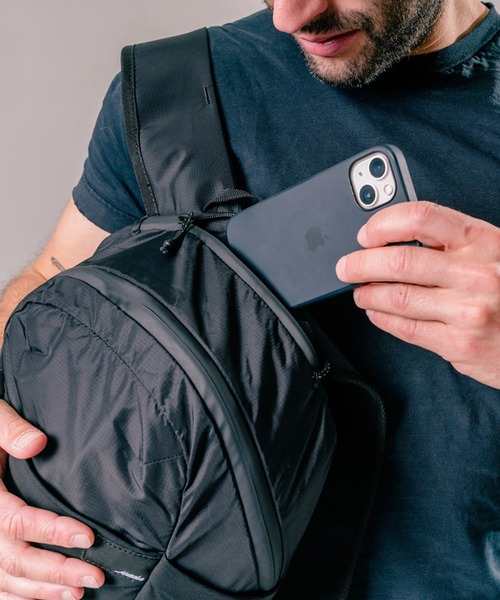 Matador(マタドール)の「Matador/マタドール ReFraction Packable Backpack/リフラクションパッカブルバックパック(バックパック/リュック・メンズ・ブラック/ブルー/ホワイト・FREE)」の5枚目の写真