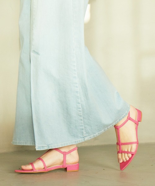 carino（カリーノ）の「ポインテッドトゥTストラップサンダル（サンダル・レディース・ピンク/シルバー/ブラック/ホワイト系その他2/ベージュ系その他4・M/L/S/LL）」の4枚目の写真