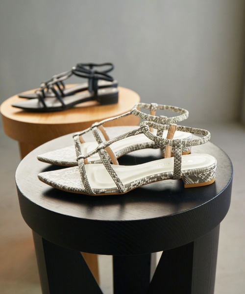 carino（カリーノ）の「ポインテッドトゥTストラップサンダル（サンダル・レディース・ピンク/シルバー/ブラック/ホワイト系その他2/ベージュ系その他4・M/L/S/LL）」の3枚目の写真