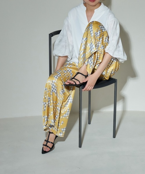 carino（カリーノ）の「ポインテッドトゥTストラップサンダル（サンダル・レディース・ピンク/シルバー/ブラック/ホワイト系その他2/ベージュ系その他4・M/L/S/LL）」の2枚目の写真