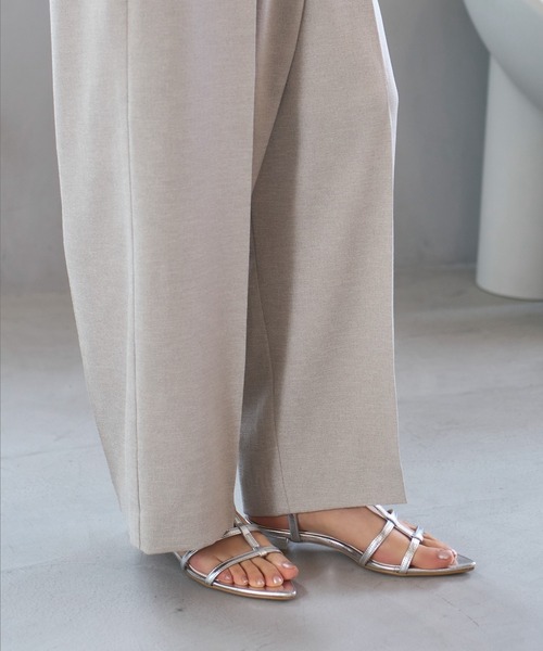 carino（カリーノ）の「ポインテッドトゥTストラップサンダル（サンダル・レディース・ピンク/シルバー/ブラック/ホワイト系その他2/ベージュ系その他4・M/L/S/LL）」の12枚目の写真