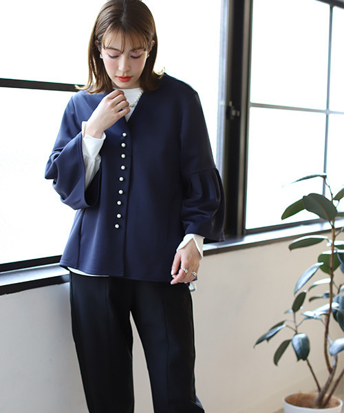 REAL CUBE（リアルキューブ）の「パールボタンベルスリーブジャケット（ノーカラージャケット・レディース・アイボリー・M）」の3枚目の写真