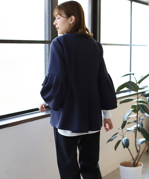 REAL CUBE（リアルキューブ）の「パールボタンベルスリーブジャケット（ノーカラージャケット・レディース・アイボリー・M）」の4枚目の写真