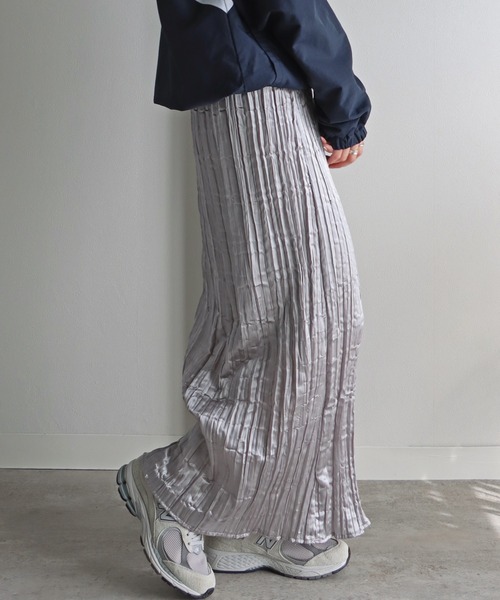 COURO(コウロ)の「メタリックサテンプリーツスカート(スカート・レディース・ブラック/シルバー・M)」の2枚目の写真