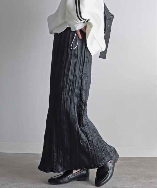COURO(コウロ)の「メタリックサテンプリーツスカート(スカート・レディース・ブラック/シルバー・M)」の1枚目の写真