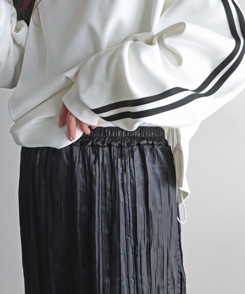 COURO(コウロ)の「メタリックサテンプリーツスカート(スカート・レディース・ブラック/シルバー・M)」の4枚目の写真