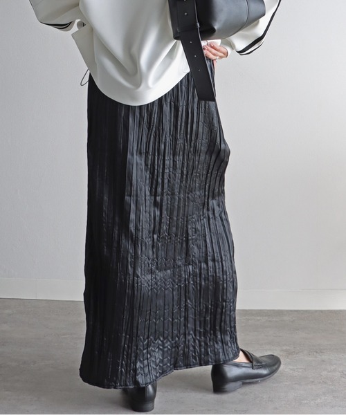 COURO(コウロ)の「メタリックサテンプリーツスカート(スカート・レディース・ブラック/シルバー・M)」の6枚目の写真