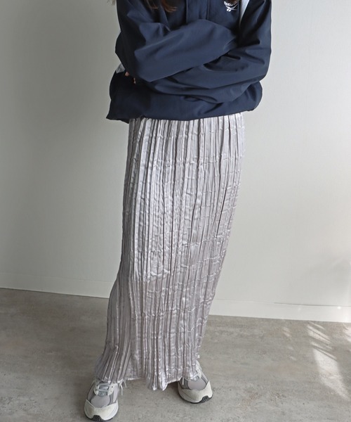COURO(コウロ)の「メタリックサテンプリーツスカート(スカート・レディース・ブラック/シルバー・M)」の8枚目の写真