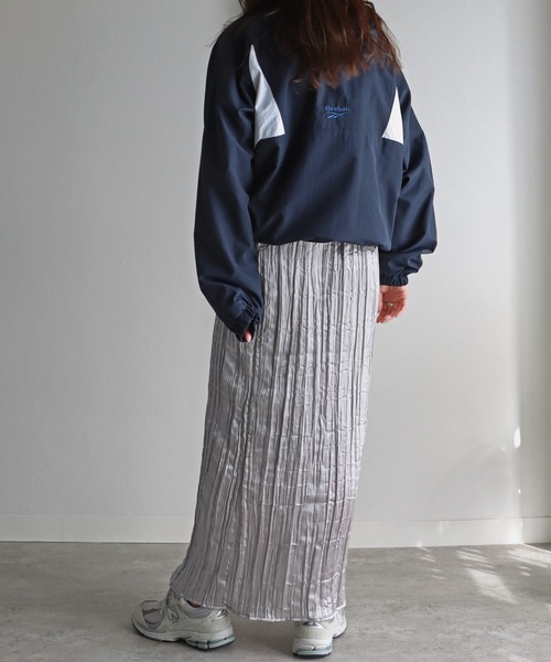 COURO(コウロ)の「メタリックサテンプリーツスカート(スカート・レディース・ブラック/シルバー・M)」の10枚目の写真