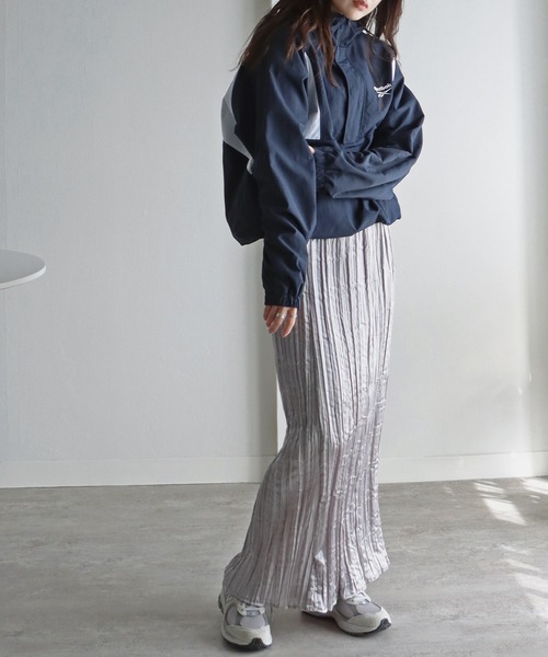 COURO(コウロ)の「メタリックサテンプリーツスカート(スカート・レディース・ブラック/シルバー・M)」の11枚目の写真