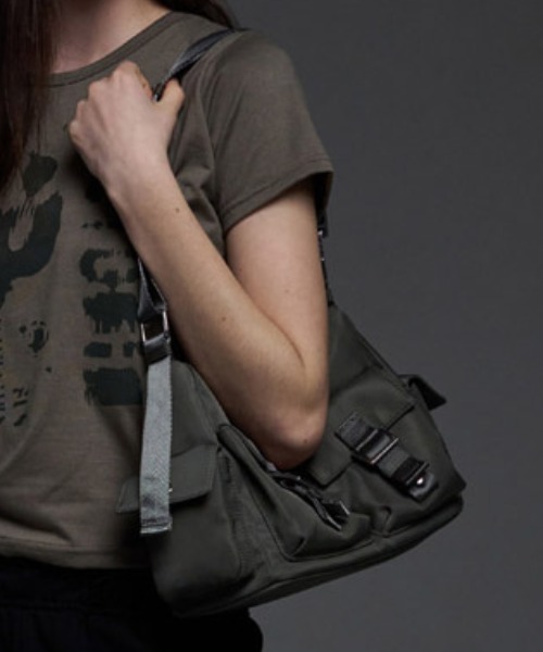 FANCY CLUB（ファンシークラブ）の「A'GEM/9 × .kom 『 FANCY CLUB/ファンシークラブ』 CALM INTENSE SHOULDER BAG/インテンスショルダーバッグ（ショルダーバッグ・レディース・チャコールグレー/ライトグレー・FREE）」の4枚目の写真