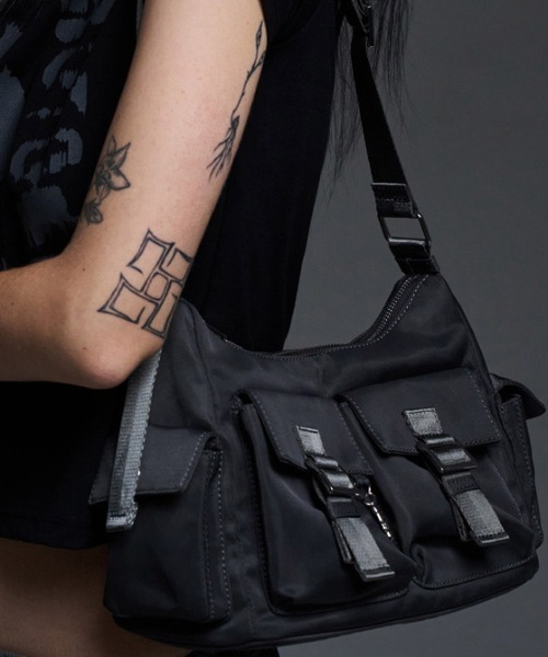 FANCY CLUB（ファンシークラブ）の「A'GEM/9 × .kom 『 FANCY CLUB/ファンシークラブ』 CALM INTENSE SHOULDER BAG/インテンスショルダーバッグ（ショルダーバッグ・レディース・チャコールグレー/ライトグレー・FREE）」の7枚目の写真