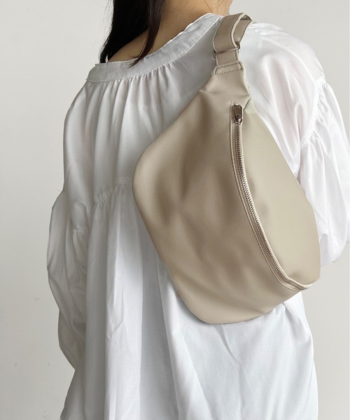 SPRUCE（スプルース）の「EM:ケントPUボディバッグ（ボディバッグ/ウエストポーチ・レディース・ベージュ/ライトグレー/ブラック/シルバー・FREE）」の3枚目の写真