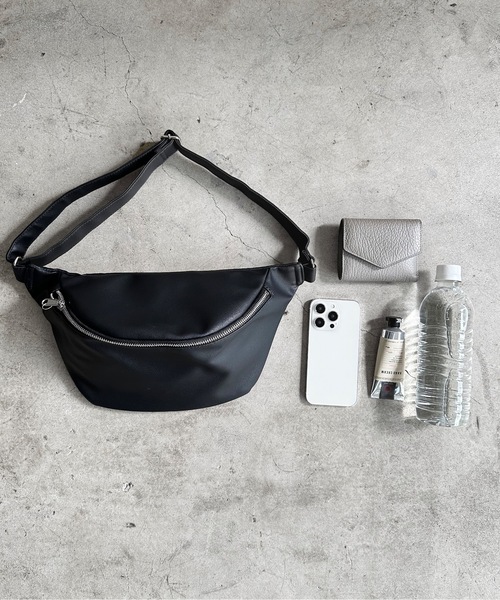 SPRUCE（スプルース）の「EM:ケントPUボディバッグ（ボディバッグ/ウエストポーチ・レディース・ベージュ/ライトグレー/ブラック/シルバー・FREE）」の2枚目の写真