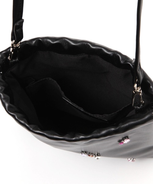 LAKOLE（ラコレ）の「ビジュー巾着ショルダーバッグ / 132248（ショルダーバッグ・レディース・ブラック/オフホワイト・FREE）」の6枚目の写真