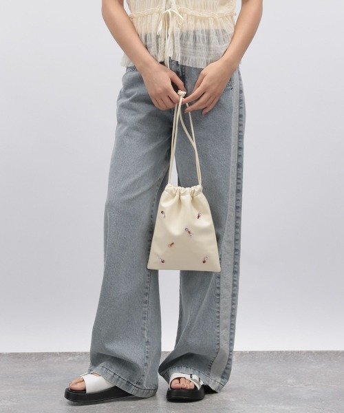 LAKOLE（ラコレ）の「ビジュー巾着ショルダーバッグ / 132248（ショルダーバッグ・レディース・ブラック/オフホワイト・FREE）」の17枚目の写真