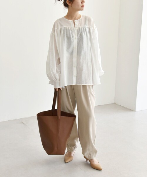 quaranciel(カランシエル)の「quaranciel:〈洗濯機可能〉タック カーブ パンツ(セットアップ対応)(スラックス・レディース・ベージュ/ネイビー・40/38/36)」の3枚目の写真