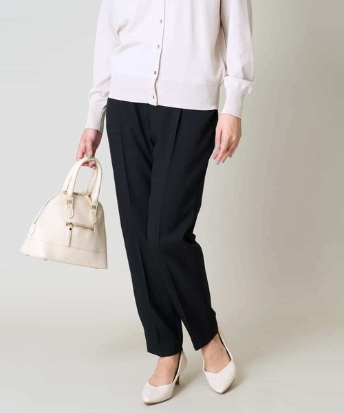 a.v.v（アーヴェヴェ）の「【洗える/イージーケア/毛玉になりにくい】美楽るスッキリ見えテーパードパンツ（その他パンツ・レディース・ベージュ/ブラック/グレー/ブラウン・40/38/36/42/34）」の2枚目の写真