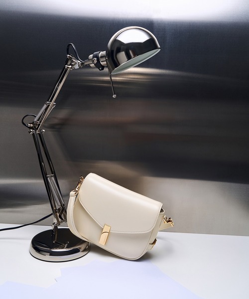 CHARLES & KEITH(チャールズ & キース)の「Aurelia オレリア メタリックアクセントサドルバッグ(ショルダーバッグ・レディース・ブラック/ダークグリーン/クリーム・M)」の22枚目の写真