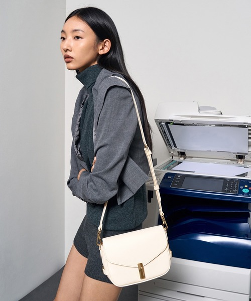 CHARLES & KEITH(チャールズ & キース)の「Aurelia オレリア メタリックアクセントサドルバッグ(ショルダーバッグ・レディース・ブラック/ダークグリーン/クリーム・M)」の21枚目の写真