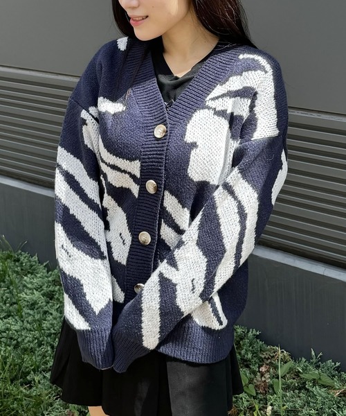 madrepadre(マドレパドレ)の「パターンオーバーサイズニットカーディガン(ニット/セーター・レディース・グレー/ネイビー・FREE)」の1枚目の写真
