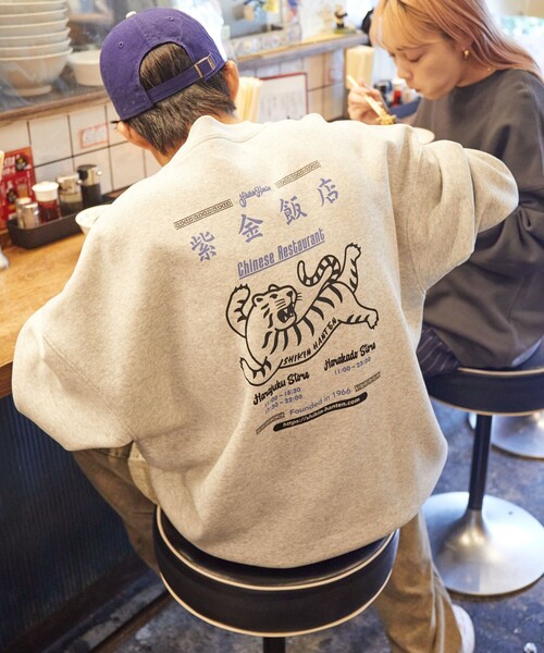 FREAK'S STORE(フリークスストア)の「限定展開 紫金飯店×FREAK'S STORE 別注 バックプリント クルーネックスウェット/TIGER(スウェット・メンズ・グレー/ピンク/チャコールグレー・SMALL/MEDIUM/LARGE)」の20枚目の写真