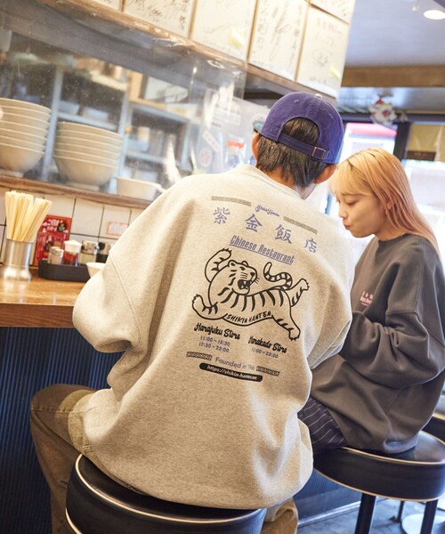 FREAK'S STORE(フリークスストア)の「限定展開 紫金飯店×FREAK'S STORE 別注 バックプリント クルーネックスウェット/TIGER(スウェット・メンズ・グレー/ピンク/チャコールグレー・SMALL/MEDIUM/LARGE)」の21枚目の写真