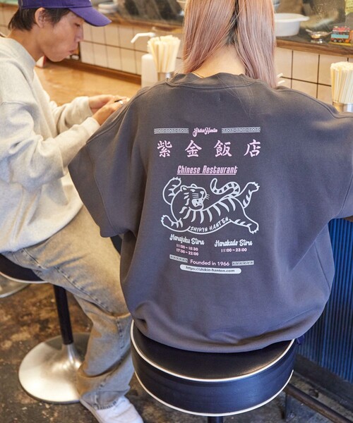 FREAK'S STORE(フリークスストア)の「限定展開 紫金飯店×FREAK'S STORE 別注 バックプリント クルーネックスウェット/TIGER(スウェット・メンズ・グレー/ピンク/チャコールグレー・SMALL/MEDIUM/LARGE)」の13枚目の写真