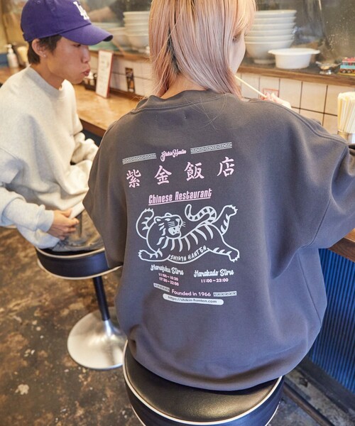 FREAK'S STORE(フリークスストア)の「限定展開 紫金飯店×FREAK'S STORE 別注 バックプリント クルーネックスウェット/TIGER(スウェット・メンズ・グレー/ピンク/チャコールグレー・SMALL/MEDIUM/LARGE)」の15枚目の写真