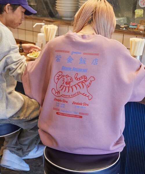 FREAK'S STORE(フリークスストア)の「限定展開 紫金飯店×FREAK'S STORE 別注 バックプリント クルーネックスウェット/TIGER(スウェット・メンズ・グレー/ピンク/チャコールグレー・SMALL/MEDIUM/LARGE)」の10枚目の写真
